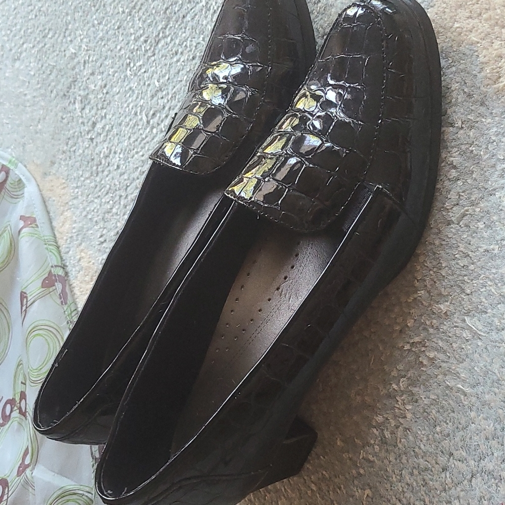 Trotters Jenn Croco print Shiny loafers low heel